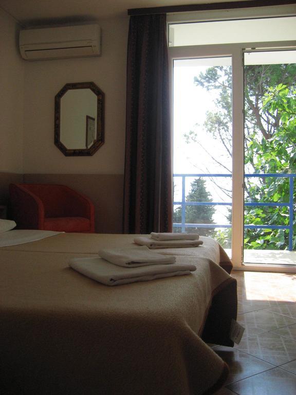 Adria Beach Guest House Novi Vinodolski Rum bild